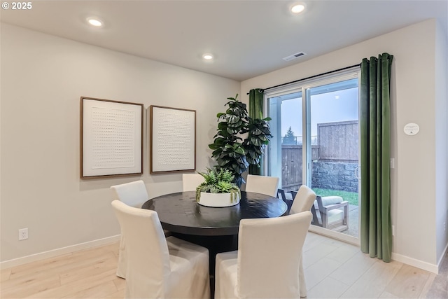 dining space featuring recessed lighting, light wood-type flooring, and baseboards