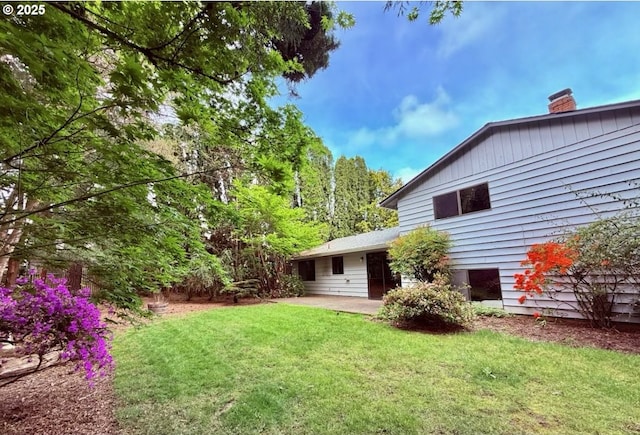 view of yard featuring a patio area