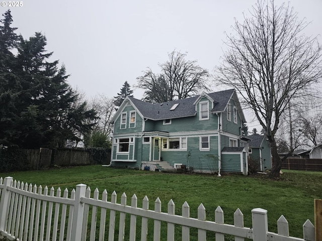 view of front of property featuring a front yard