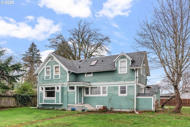 view of front of property featuring a front yard