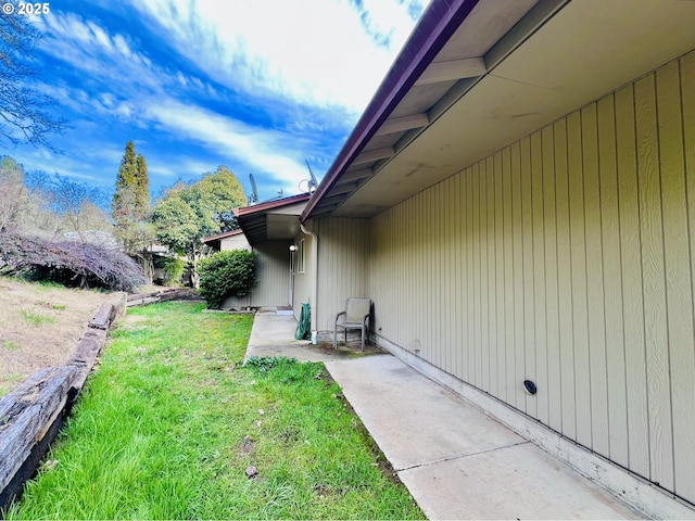 view of yard featuring a patio area