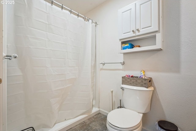 full bath featuring toilet, a shower with curtain, and baseboards