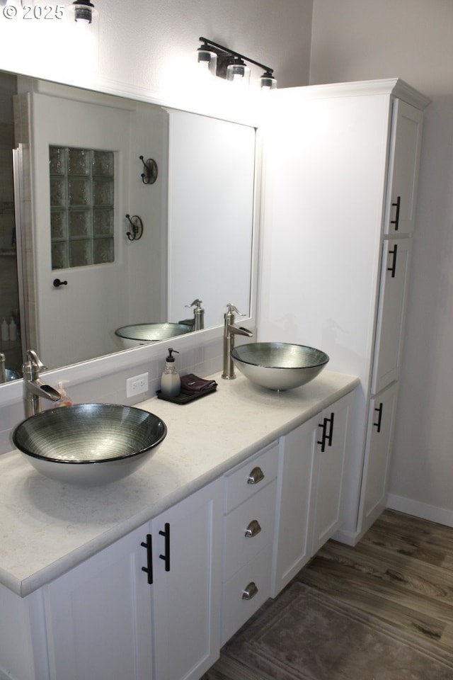 526 SE 15th St, Pendleton, OR 97801 - full bath featuring double vanity and wood finished floors