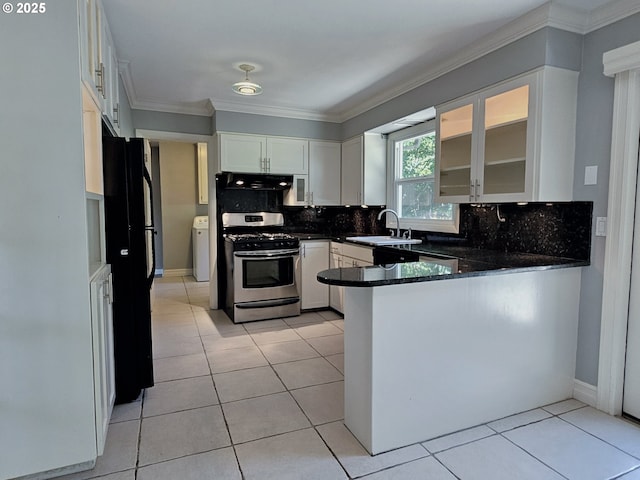 3185 Granada Way, Salem, OR 97302 - kitchen with gas range, under cabinet range hood, a peninsula, backsplash, and a sink
