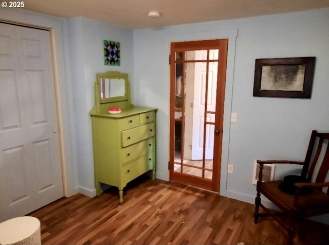 1078 Harrison Ave, Astoria, OR 97103 - entryway featuring wood finished floors and baseboards