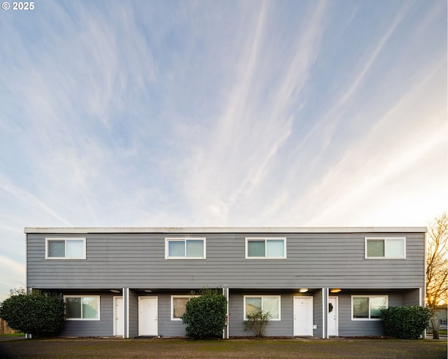 view of front facade with a front yard