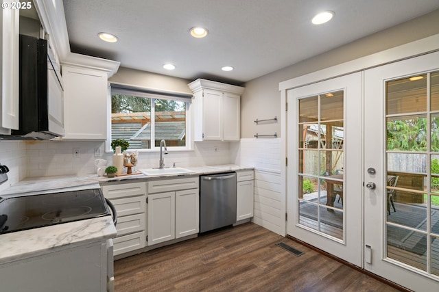 kitchen featuring visible vents, plenty of natural light, a sink, and dishwasher