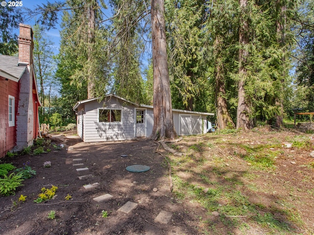 view of yard featuring an outbuilding