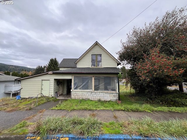 view of front of home featuring a shingled roof