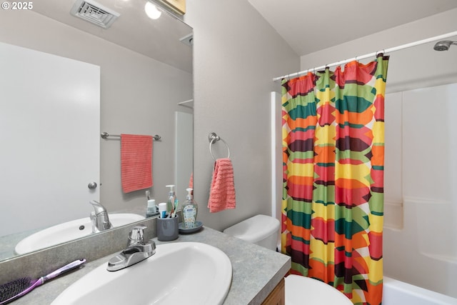 full bathroom featuring shower / bath combo with shower curtain, toilet, and vanity