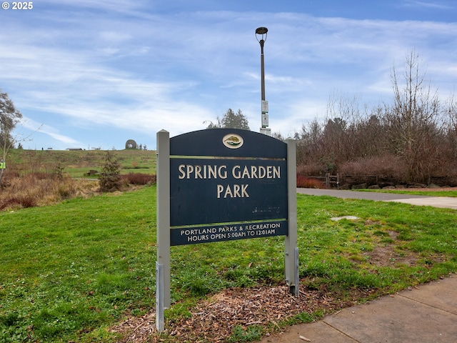 community sign with a lawn