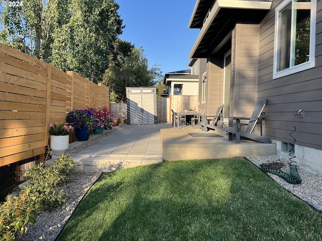 view of yard featuring a patio area