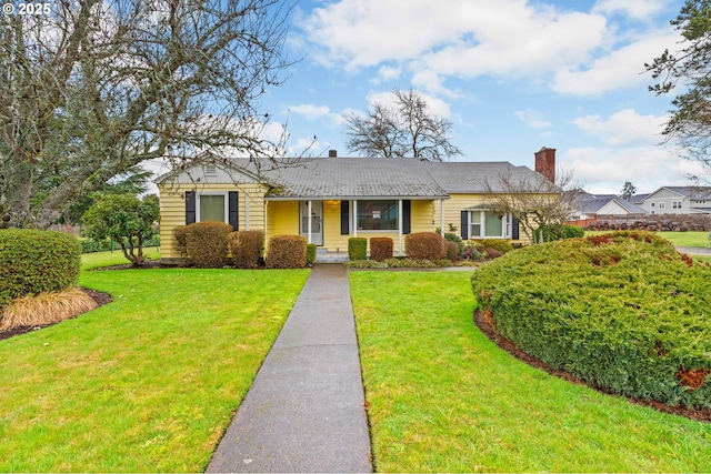 view of front facade with a front yard