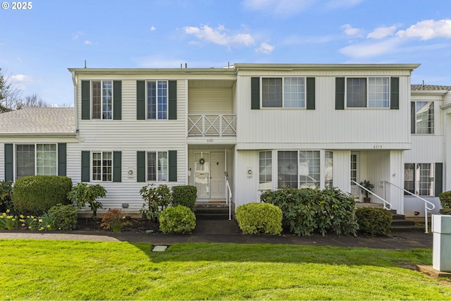 view of front of property with a front yard