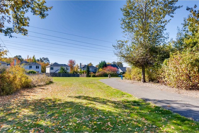 view of yard with a residential view