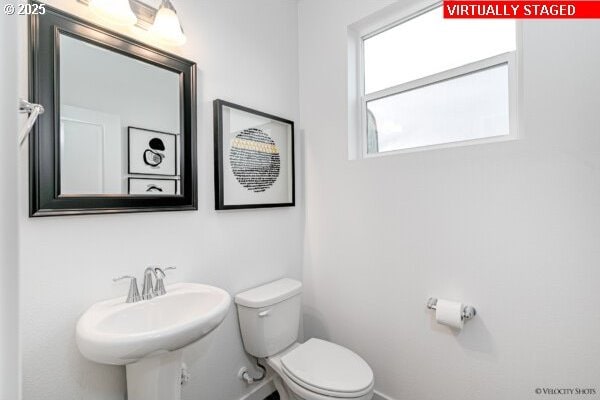 2747 Woodfern Ter Lot 57, Eugene, OR 97403 - bathroom with toilet and baseboards