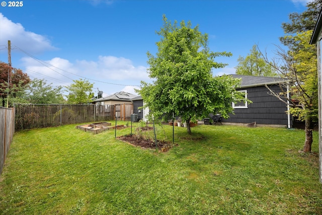 view of yard featuring a vegetable garden