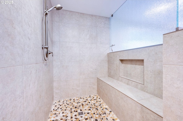 bathroom featuring a tile shower