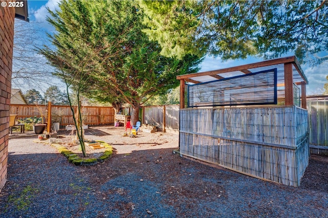 view of yard with an outbuilding