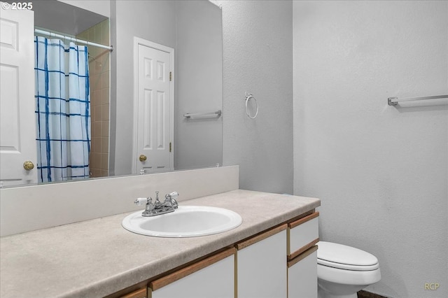 full bath featuring vanity, a shower with shower curtain, and toilet