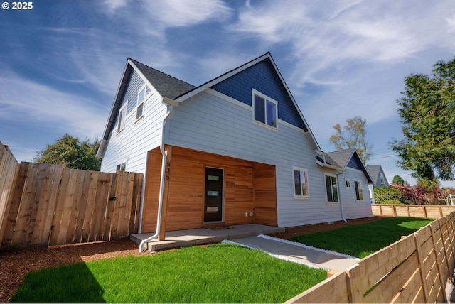 535 E St, Independence, OR 97351 - view of front of home featuring a fenced backyard and a shingled roof