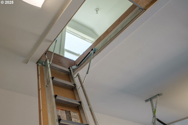 535 E St, Independence, OR 97351 - view of stairs