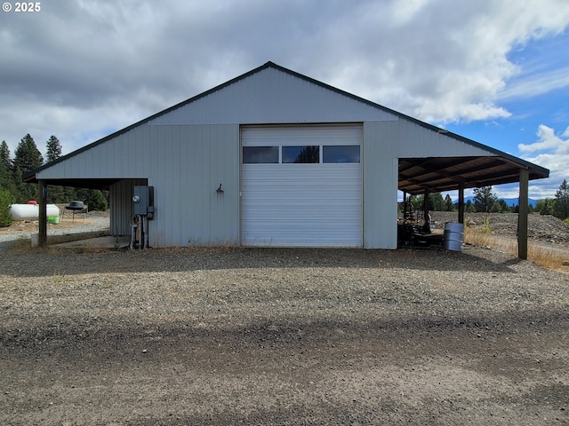 view of outdoor structure featuring an outbuilding and dirt driveway