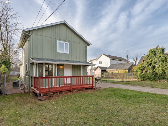 view of front of house featuring cooling unit and a front yard