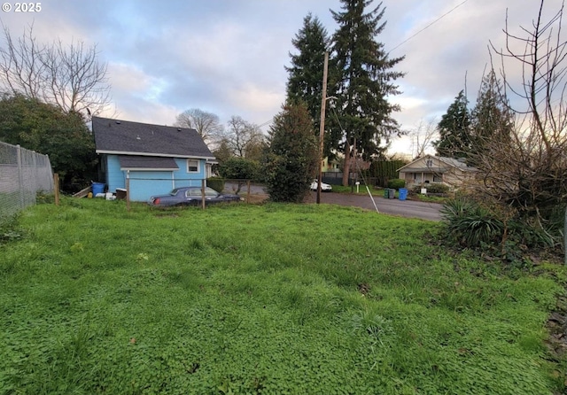 view of yard at dusk