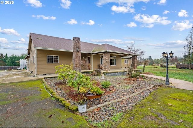 view of front facade featuring a front lawn, crawl space, a porch, and a shingled roof