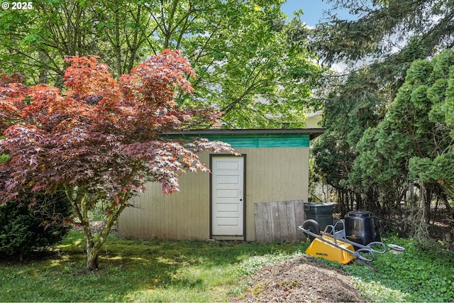 view of outdoor structure with an outbuilding