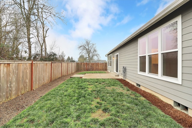 view of yard featuring a patio