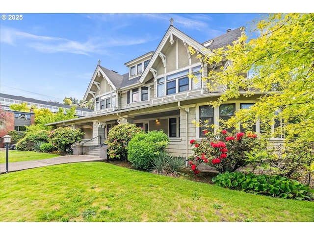 view of front of property featuring stucco siding and a front yard