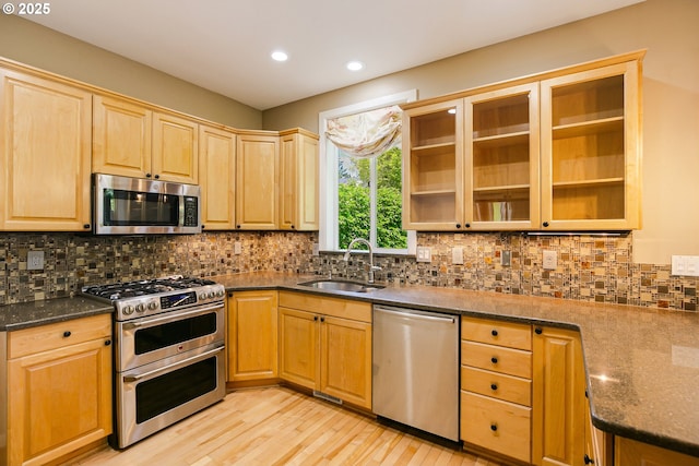 13577 SE Kisor Ct, Happy Valley, OR 97086 - kitchen featuring stainless steel appliances, a sink, light brown cabinets, light wood-type flooring, and recessed lighting