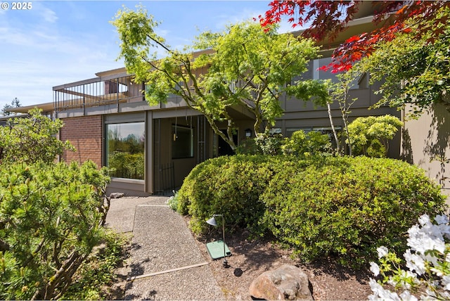 entrance to property featuring a balcony