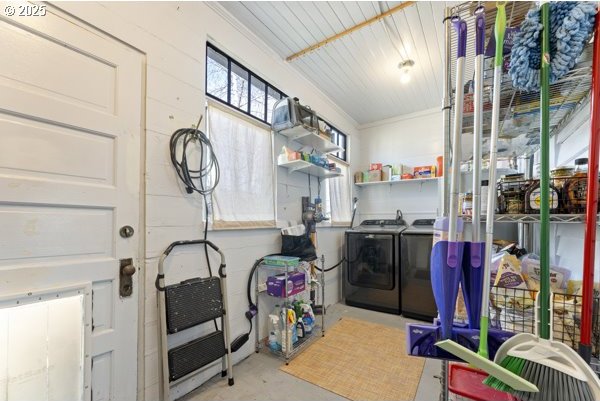 1508 Union Ave, North Bend, OR 97459 - laundry room featuring independent washer and dryer