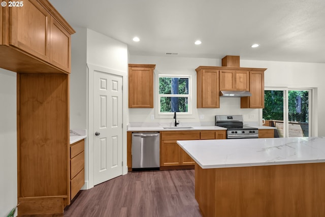 48438 E Meadow Way, Oakridge, OR 97463 - kitchen featuring stainless steel appliances, under cabinet range hood, dark wood-style floors, healthy amount of natural light, and recessed lighting