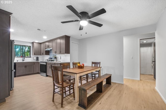 9532 SW Whitford Ln, Beaverton, OR 97008 - dining area with light wood-style floors, a textured ceiling, a ceiling fan, baseboards, and recessed lighting