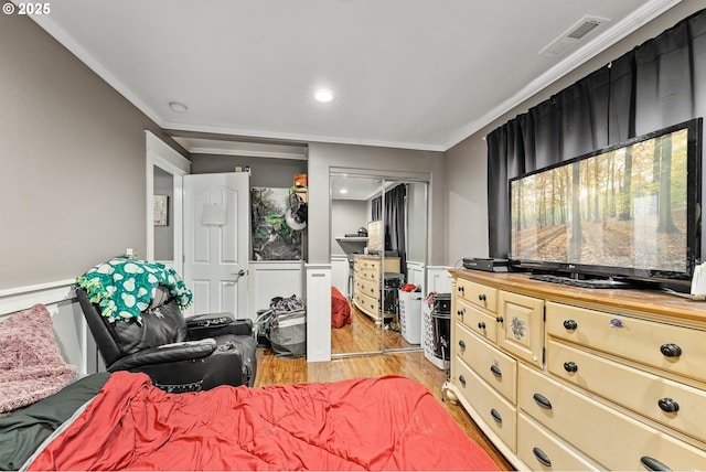 190 Walnut St, Myrtle Creek, OR 97457 - bedroom featuring light wood-style floors, ornamental molding, a closet, and recessed lighting