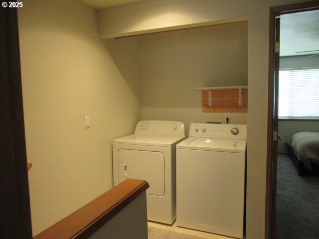 4792 Lancaster Dr Unit 100, Salem, OR 97305 - washroom featuring washer and clothes dryer