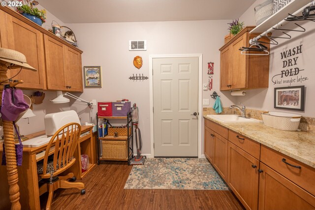 washroom featuring dark wood-style floors, a sink, and visible vents