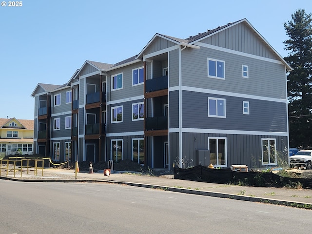 600 4th St, Gervais, OR 97026 - view of front of home featuring board and batten siding