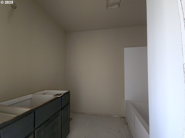 600 4th St, Gervais, OR 97026 - full bath featuring a tub
