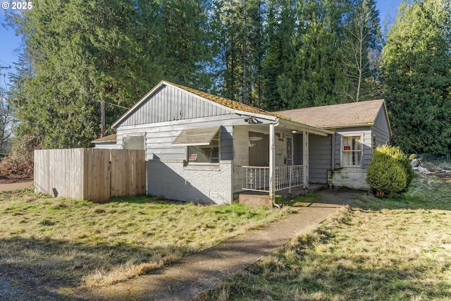 view of front of house with a porch and a front lawn