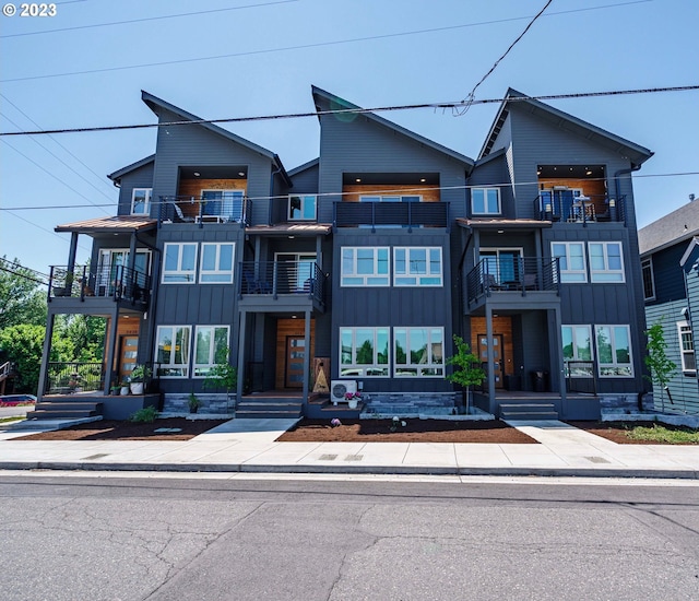 304 N Bridgeton Rd, Portland, OR 97217 - contemporary home with board and batten siding