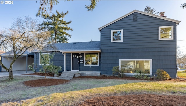 view of front of property featuring a front lawn