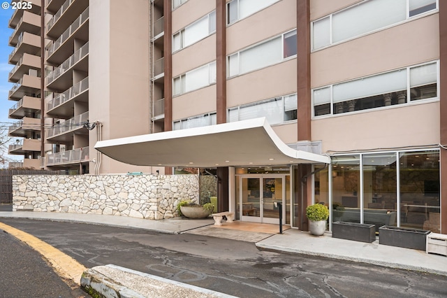 view of apartment building / complex