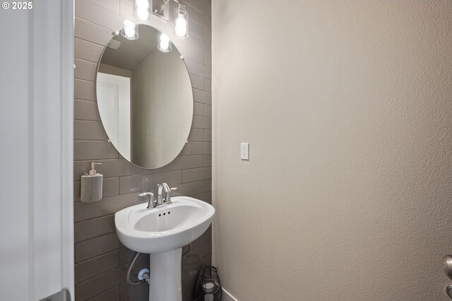 14139 SW Burlwood Ln, Beaverton, OR 97005 - bathroom with backsplash