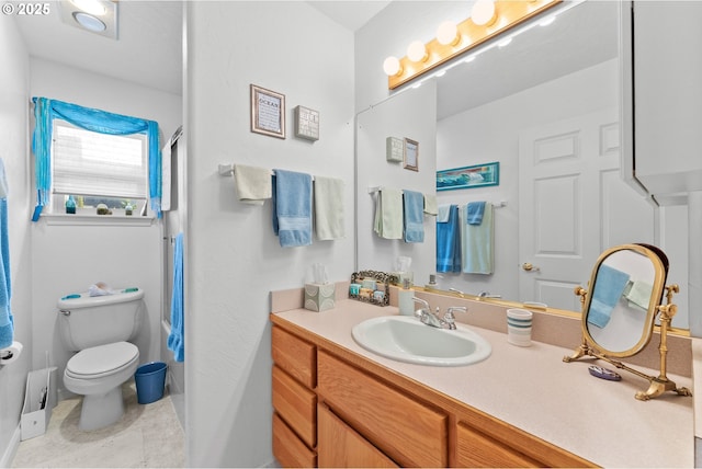 full bath featuring tile patterned floors, vanity, a shower with curtain, and toilet