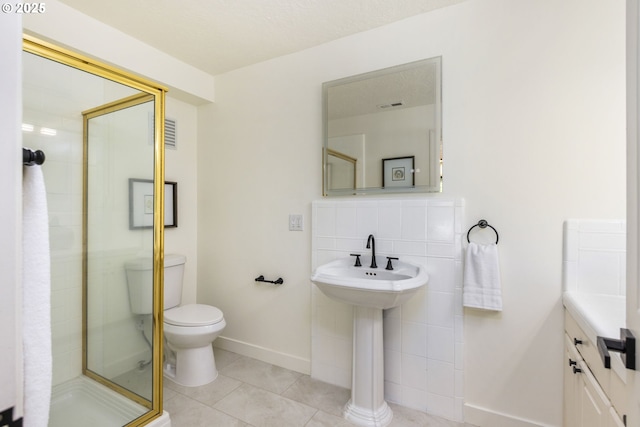 bathroom with tile patterned flooring, tasteful backsplash, a shower with shower door, and toilet